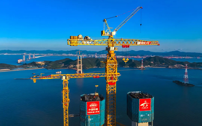 246.3米封頂！這座世界級(jí)跨海大橋“徐工造”