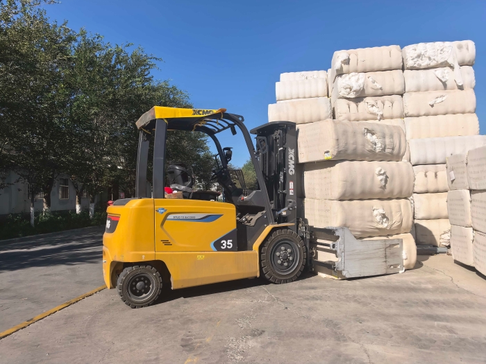 徐工鯤鵬電動(dòng)叉車，賦能西北棉花產(chǎn)業(yè)高效運(yùn)轉(zhuǎn)