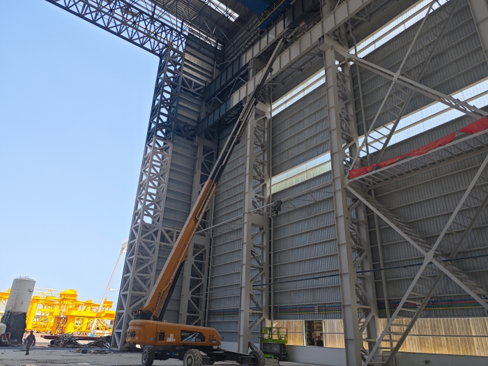 52米“巨臂”顯神通！徐工純電動(dòng)高空作業(yè)平臺(tái)高效攻堅(jiān)藍(lán)水海洋車(chē)間擴(kuò)建