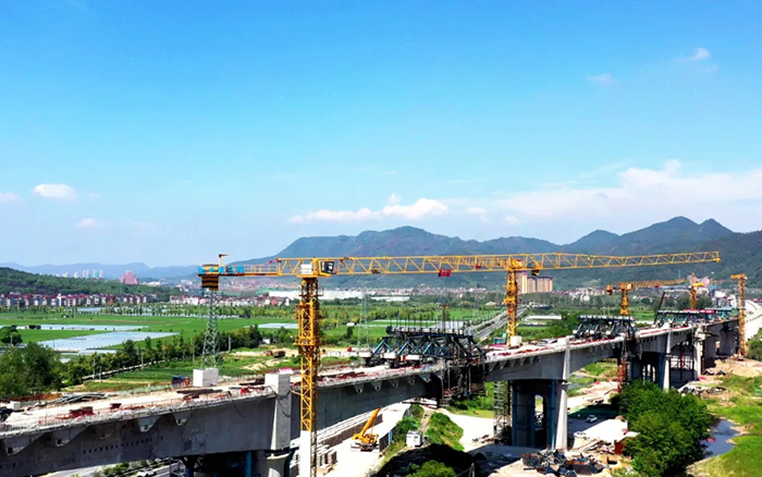 凌空起舞，飛跨南北！徐工群塔助建浙江“詩(shī)畫(huà)走廊”