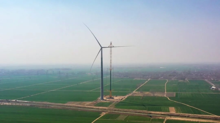 暴雨中橫走的 “鋼鐵巨獸”！徐工 4000 噸起重機(jī)撐起 160 米風(fēng)電，這細(xì)節(jié)太硬核！