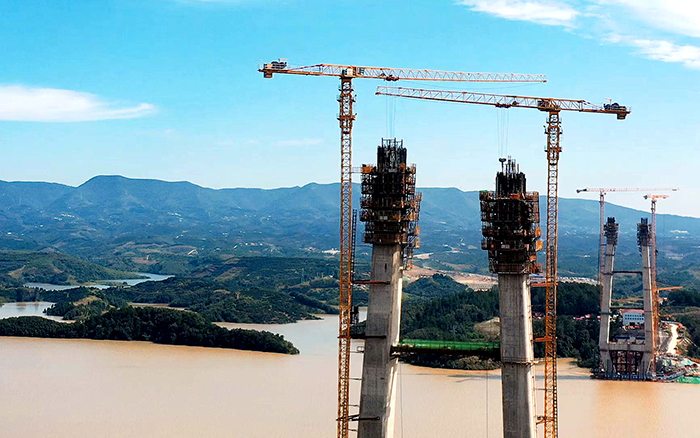 創(chuàng)造多項(xiàng)“世界之最”徐工金”助力丹江口水庫(kù)特大橋建設(shè)