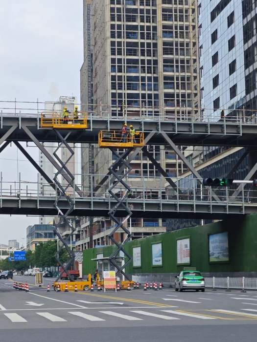 小巧身手大作為！徐工剪叉車助力市政橋梁煥新顏