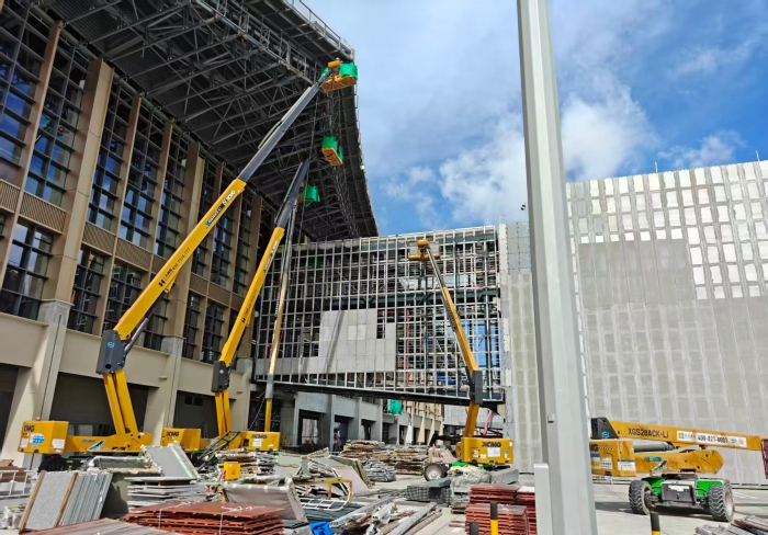 聯(lián)合作戰(zhàn)！徐工鋰電高機(jī)編隊(duì)亮相三亞機(jī)場