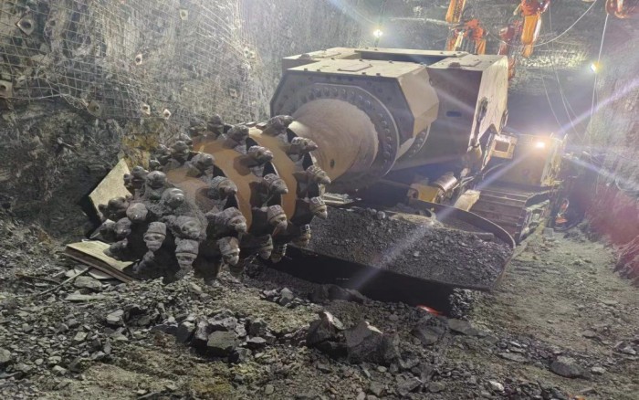 掘進(jìn)磷礦！徐工XTR7/360掘進(jìn)機(jī)點(diǎn)磷成金