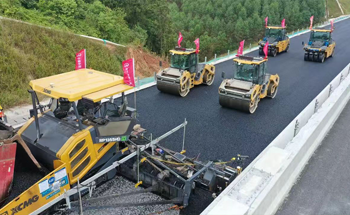 廣西首現(xiàn)無(wú)人化攤鋪！蒼容高速智慧施工引關(guān)注