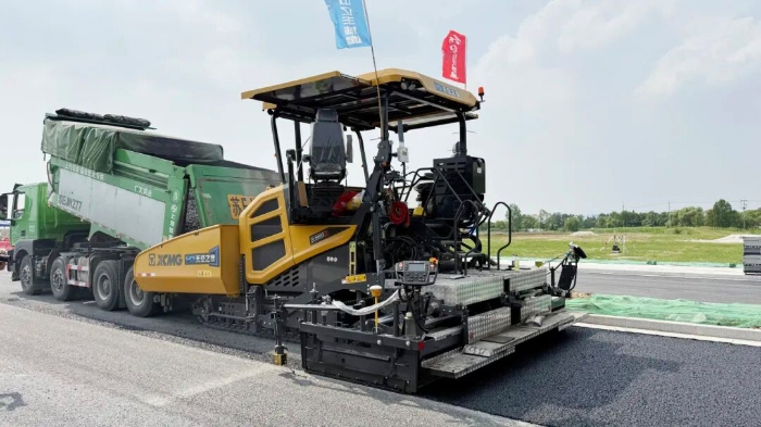 瀝青智造再升級(jí)！無(wú)人攤鋪技術(shù)助力常熟昆承路瀝青路面智能建造