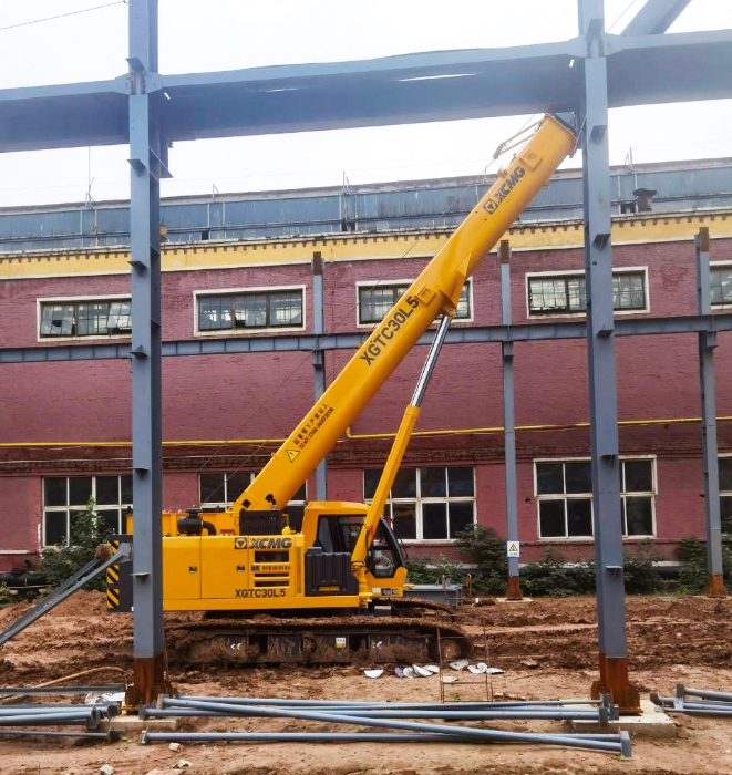 擎臂破泥濘，穩(wěn)力定乾坤！XGTC30L5攻堅(jiān)泥沼鋼結(jié)構(gòu)吊裝