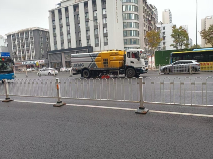 六年品質(zhì)見證硬核實力，徐工18噸洗掃車獲當(dāng)?shù)乜蛻酎c贊！