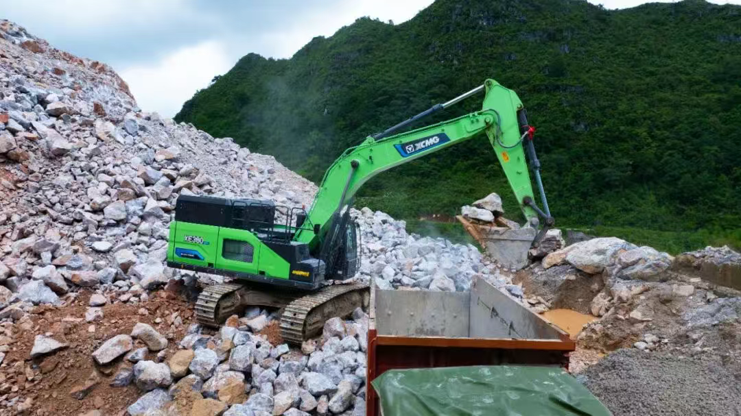 廣西“石料大戶”親測：徐工XE380EV電挖，年省六七成！